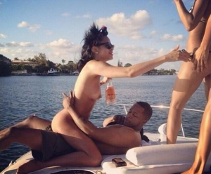 rihanna-young-chris-party-sexxxing-on-boat-urbsocietymagazine